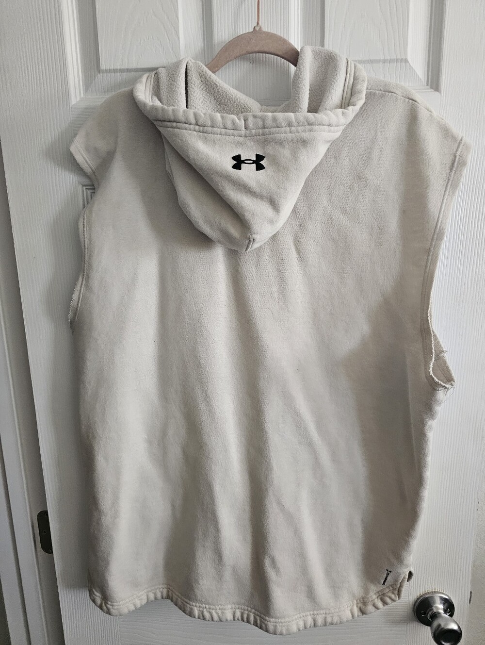Under Armour Sleeveless Cream Hoodie with Distressed Black Bull Graphic SIZE XL - Picture 5 of 14
